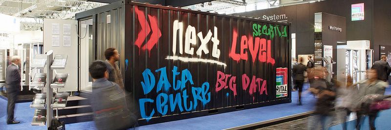 Auf der CeBIT 2016 zeigt Rittal modulare und vordefinierte Container, mit denen Unternehmen sehr schnell ein Rechenzentrum realisieren können.