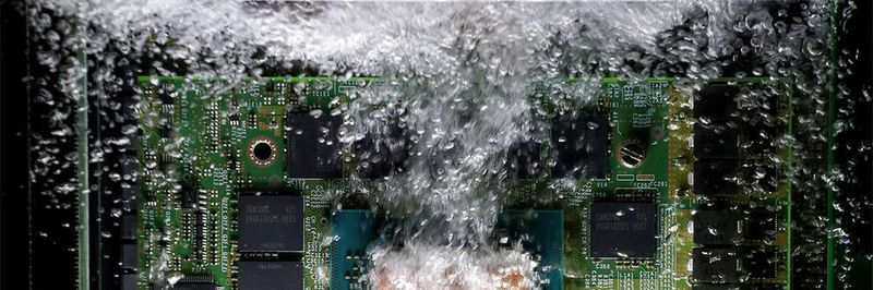 Das GreenICE-Kühlsystem: Die elektronischen Baugruppen befinden sich in einer speziellen Flüssigkeit, die schon bei moderaten Temperaturen verdampft. Der Phasenübergang von flüssig zu gasförmig maximiert den Kühleffekt.