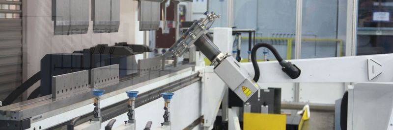 In der Biegezelle bearbeitet der Roboter Teile mit besonderen Anforderungen oder solche, die besonders groß, schwer oder schlecht zu halten sind.