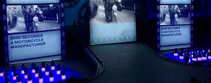 Auch das Motorrad spielte beim BMW-Jubiläumsspektakel in der Münchner Olympiahalle eine wichtige Rolle.