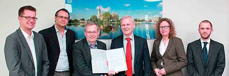 Trafen sich in Schwerin zur Zertifikatsübergabe: Stephan Dürr (Teamleiter BEATA) und Gerhard Kreienbring (Abteilungsleiter 1) aus dem Landesbesoldungsamt M-V, Bernd Kowalski (Abteilungsleiter im BSI), DVZ-Geschäftsführer Hubert Ludwig, Dr. Astrid Schumacher (BSI, Projektleiterin für die Erstellung der Technischen Richtlinie) und Christian Staack (DVZ M-V GmbH, Technischer Projektleiter)