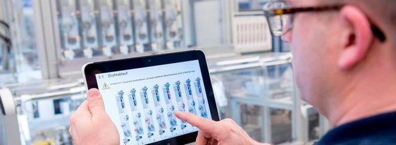 Im Bosch-Werk in Stuttgart-Feuerbach analysiert ein Mitarbeiter die laufende Produktion mithilfe eines Tablet-Computers. Bosch sammelt zahlreiche Daten aus der Fertigung und wertet sie mithilfe von selbst entwickelter Software aus.