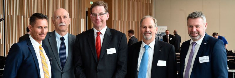 Die Eröffnungsredner des 4. Getlub-Kongresses des FVA e.V. waren (v.l.n.r.): Thorsten Murr (Shell Global Solutions Deutschland GmbH), Prof. Dr.-Ing. Bernd-Robert Höhn (TU München), Dr. Lutz Lindemann (Fuchs Petrolub AG), Dr. Franz Joachim (FVA) und Bernhard Hagemann (stellv. Geschäftsführer FVA).