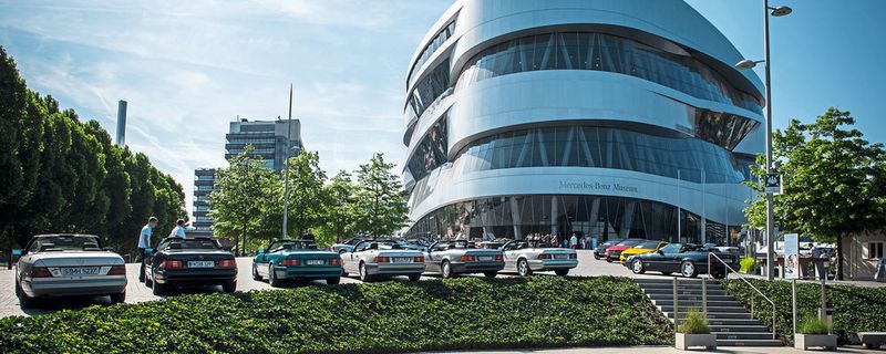 Wo sonst nur Mercedes-Fahrzeuge stehen, ist in diesen Tagen Platz für BMW-Modelle: vor dem Mercedes-Benz-Museum in Stuttgart.