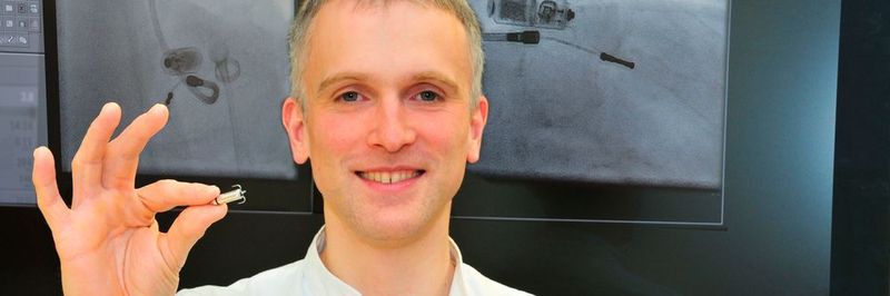 Der in Greifswald verantwortliche Oberarzt Dr. Mathias Busch mit dem kleinsten Herzschrittmacher der Welt.