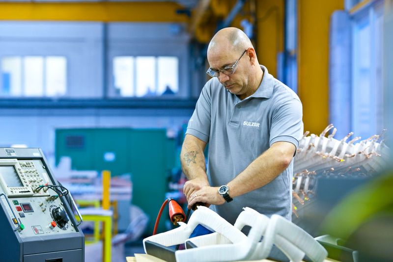 Sulzer schliesst seine Produktion in Oberwinterthur. Davon betroffen sind rund 90 Mitarbeiter, die um ihre Stelle bangen müssen.