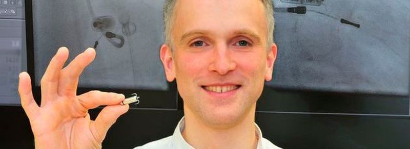Der in Greifswald verantwortliche Oberarzt Dr. Mathias Busch mit dem kleinsten Herzschrittmacher der Welt.
