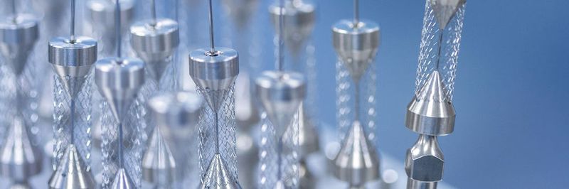 Vorbereitung von Stents für die Wirkstoffbeschichtung bei Hemoteq in Würselen, nahe Aachen.