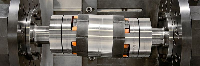 Das Bild zeigt die Bauteilprüfung einer doppelkardanischen Rotex-Non-Sparking-Klauenkupplung an einem umlaufenden Prüfstand mit gleichzeitiger Wellenverlagerung.