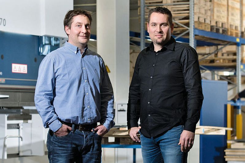 Die eMDe-Geschäftsführer Dominik Weibel und Marco Wüst in ihrer Produktionshalle: «Die Faktoren, die in letzter Zeit für produzierende Unternehmen essenziell geworden sind, waren von Anfang an in unserem Konzept enthalten.»