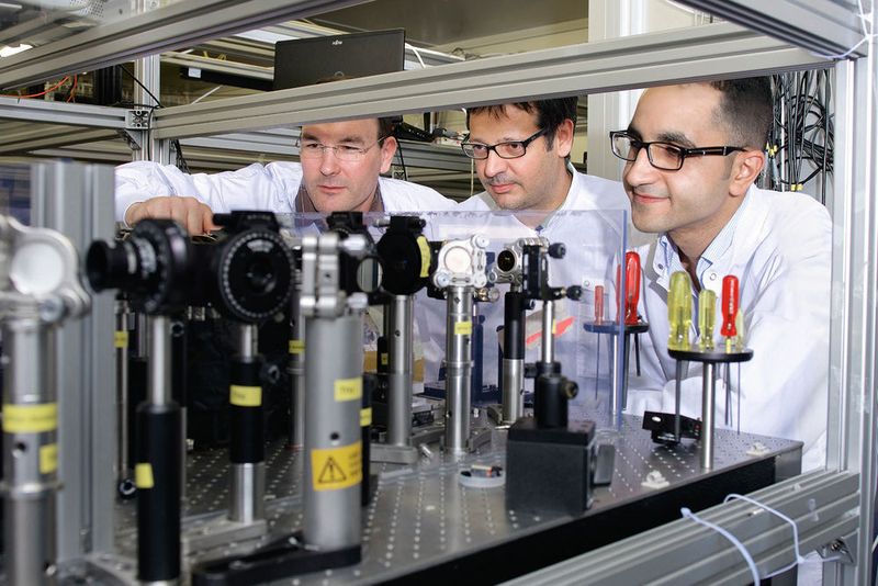 Die PSI-Forscher Christoph Hauri, Carlo Vicario und Mostafa Shalaby (von links) im Laserlabor am Paul Scherrer Institut. Der am PSI entwickelte Terahertzlaser ist die zurzeit intensitätsstärkste Terahertzquelle der Welt.