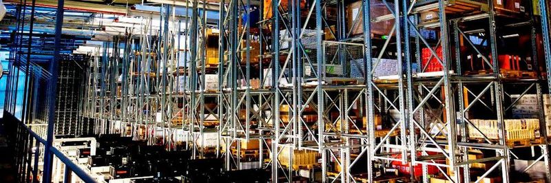 Viani bevorratet seine Feinkost am Logistikstandort Göttingen in einem 15-gassigen Hochregallager (HRL) mit 7200 Palettenstellplätzen und einem siebengassigen automatischen Kleinteilelager (AKL) mit 40.000 Behälterstellplätzen.