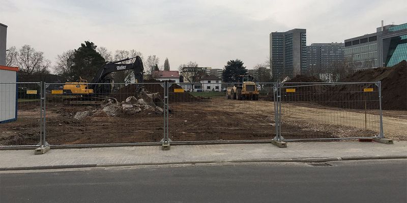 Noch ein unspektakulärer Ansblick. Doch die ersten Baumaßnahmen für das Maincube-Rechenzentrum haben begonnen.