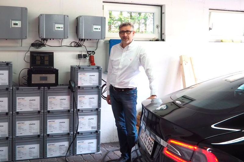 Ludger Sieve fährt seinen Tesla Model S nun seit eineinhalb Jahren. Seit einem Jahr dient das skalierbare Batteriesystem von Peus als Ladestation. 13 in Reihe geschaltete Boxen liefern 32,5 kW/h an Strom.