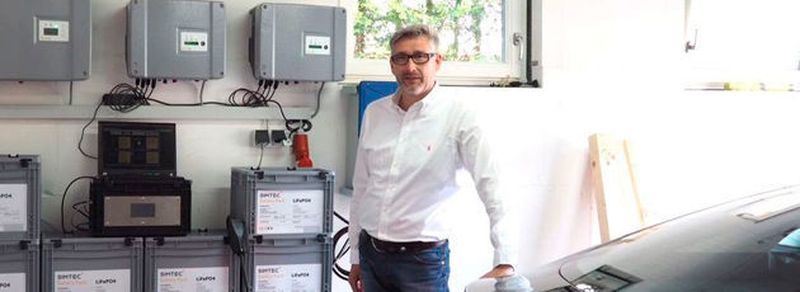 Ludger Sieve fährt seinen Tesla Model S nun seit eineinhalb Jahren. Seit einem Jahr dient das skalierbare Batteriesystem von Peus als Ladestation. 13 in Reihe geschaltete Boxen liefern 32,5 kW/h an Strom.
