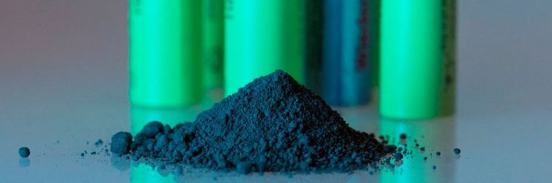 Das Bild zeigt Elektrodenpulver. Dieses wird hauchdünn auf eine Kupfer- oder Aluminiumfolie aufgetragen. Anschließend werden diese Folien, die Elektroden, getrocknet und in Form sowie Größe der künftigen Zelle zugeschnitten.