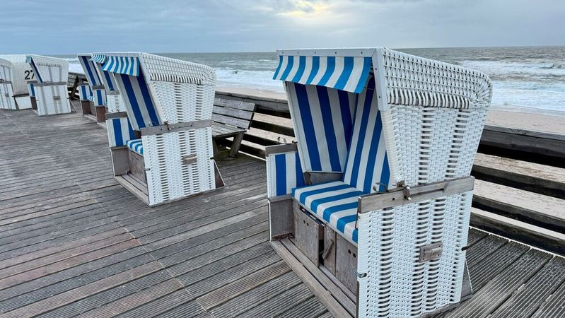 Ob die Temperaturen für die Teilnehmer der Herbstakademie der Junioren auf Sylt einen Plausch im Strandkorb zulassen, ist fraglich. Doch die Gelegenheit für gemeinsame und inspirierende Strandspaziergänge gibt es fast immer.(Bild:  Wolfgang Michel – VCG)