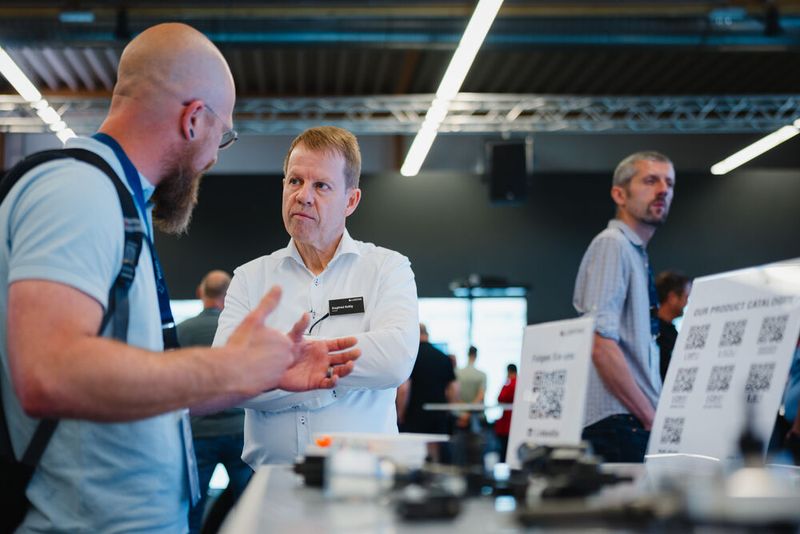 Ausgiebige Fachgespräche waren das Highlight für die 82 Aussteller der Schraubtec in LAndshut. (Tino Boecher)