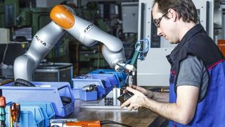 Auf einem Gemeinschaftsstand der europäischen Forschungsinitiative SMErobotics demonstrieren Wissenschaftler des Fraunhofer IPA eine sensorgeführte Montage mit einem Leichtbauroboter. (Bild: Fraunhofer-IPA)