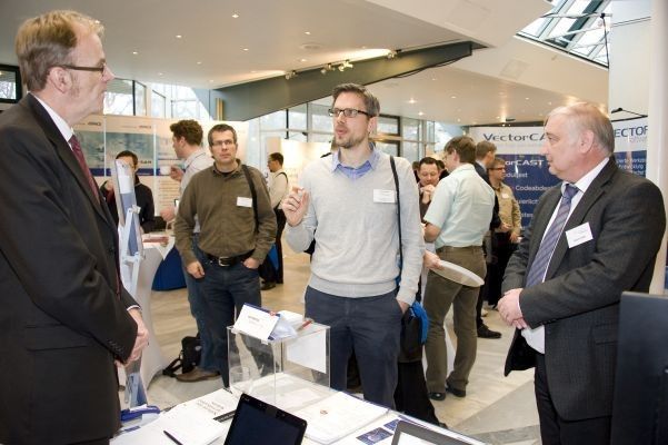 Klare Fragen zum Thema Test: Dirk Sanny (links) und Royd Lüdtke (rechts) von Verifysoft im Fachgespräch mit einem Kongressteilnehmer. (Bild: Elisabeth Wiesner)