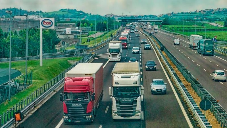 Im Pkw-Bereich hat die Politik es bis heute versäumt, bei der Berechnung der CO2-Emissionen technologieoffen zu sein. Bei der Berechnung im Nutzfahrzeugsektor müsse die Politik alle möglichen Hebel ziehen, um Flottenemissionen effektiv zu reduzieren, mahnt der ZDK. Der Fokus auf den batterieelektrischen Antrieb reiche nicht.(Bild:  frei lizenziert /  Pixabay)