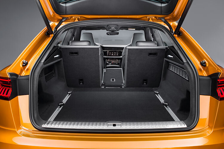 Zu Lasten des Gepäckabteils geht der sportliche Schnitt trotzdem: 605 bis 1.755 Liter passen in den Q8. (Audi)