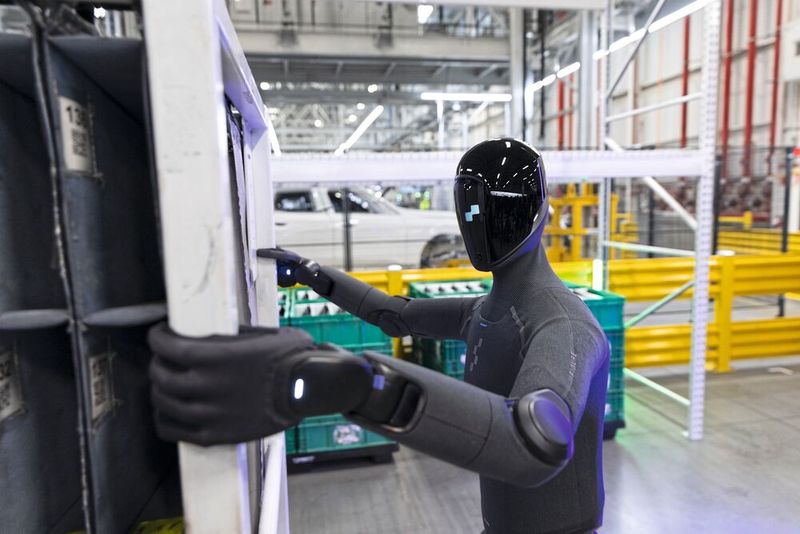 Figure 03 im Einsatz: Dank taktiler Sensoren und Kameras in den Händen sequenziert der Roboter angelieferte Bauteile für die Montage. (Bild: BMW)