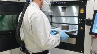 Das additiv gefertigtes Zahnrad wurde auf einer Standard-SLM-Anlage mit amorphen Metallen aus dem Hause Heraeus gedruckt. (Heraeus)