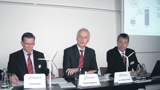 Thomas Karst, Thomas Richterich und Heinz-Michael Fahrig stellten auf der Hannover-Messe 2011 die neue Offshore-Windkraftanlage von Nordex vor. Bild: Itasse (Archiv: Vogel Business Media)