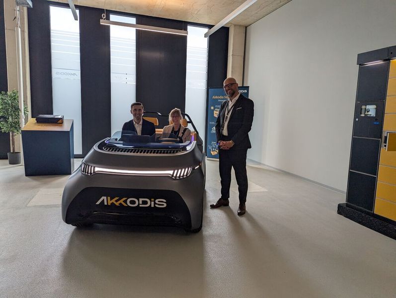 Das für die IAA Mobility 2023 entwickelte Urban Lifestyle Vehicle steht nun in Wolfsburg: Tino Glatzel, Stefanie Eckardt, Redakteurin Next Mobility, und Dr. Peter Mehrle. (Bild: Stefanie Eckardt)