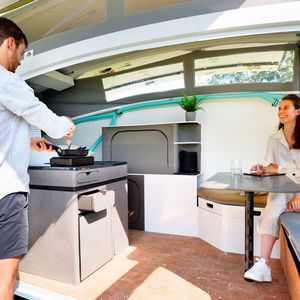 Mit dem Solarstrom lassen sich auch Küchengeräte betreiben. Der Stella Vita kann somit auf eine externe Stromversorgung verzichten.(Bild: Bart van Overbeeke)