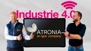 Links: Michael Blass, Geschäftsführer Igus-E-Kettensysteme, und Carlos Alexandre Ferreira, Manager bei Atronia Tailored Systems. (Bild: Igus)