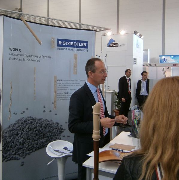 Eine Blockflöte und diverse aus Wopex hergestellte Dekor- und Gebrauchsgegenstände machten auf der Composites Europe 2014 deutlich, was aus dem neuartigen Staedtler-Stoff noch alles machbar ist. (Bild: Königsreuther)