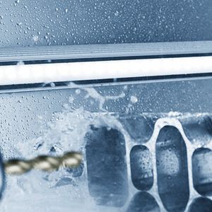 Die robuste LED-Maschinenleuchte Mach-LED-Plus wurde auf Basis umfangreicher Erfahrungswerte entwickelt und beleuchtet Arbeitsräume großflächig.