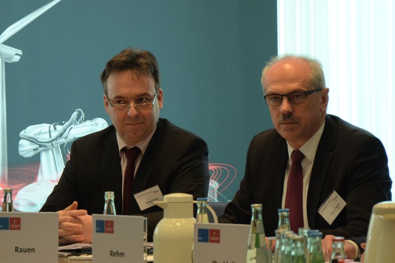 Wilhelm Rehm (rechts), Mitglied des Vorstands der ZF Friedrichshafen AG: „Wir wollen Produkte für mehr Effizienz aus dem PKW in die Industrie bringen.“ (Bild: Michel)