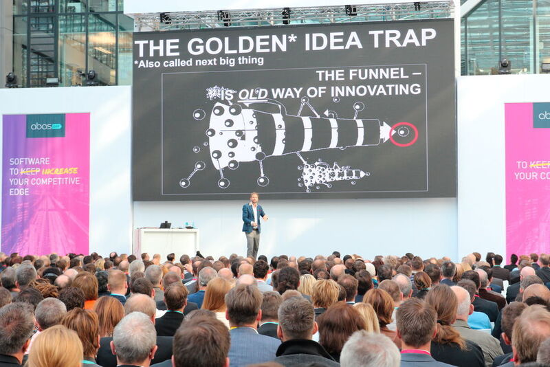 Nick Sohnemann, Future Candy, bei seiner Keynote. Im Hintergrund ein Modell klassischer Innovationsmethodik. (Robert Horn)