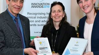 Jurymitglied Detlef Kratz, President Process Research and Chemical Engineering bei BASF, gratuliert Nicole Schoedel, Head of Chemical Development & Services bei Linde Engineering, und Virginie Lanver, Projektleiterin für die Entwicklung des Synspire Katalysators bei BASF. (BASF)