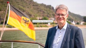 Bundesverkehrsminister Patrick Schnieder will zu einer klimafreundlichen Binnenschifffahrt beitragen.  (Bild: BMV | Sebastian Woithe)