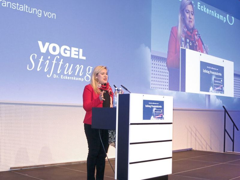 Als Schirmherrin hat die bayerische Gesundheitsministerin Melanie Huml die mehr als 600 Teilnehmer des 1. Infotags Prostatakrebs am 2. Februar 2019 im Würzburger Vogel Convention Center an den gesetzlich garantierten Anspruch auf Vorsorgeuntersuchungen ab dem 45. Lebensjahr erinnert: „Männer, seid keine Vorsorgemuffel“, so ihr Appell.  (Reinhardt / Devicemed)