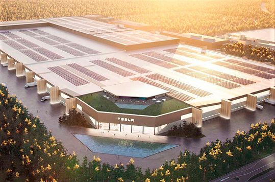 Blick auf die Tesla-Gigafactory in Grünheide. Jetzt, heißt es, hat der E-Mobilitäts-Pionier einen Antrag gestellt, sich durch einen eigenen Güterbahnhof erweitern zu dürfen. Das mag aber nicht jeder...(Bild:  Tesla)