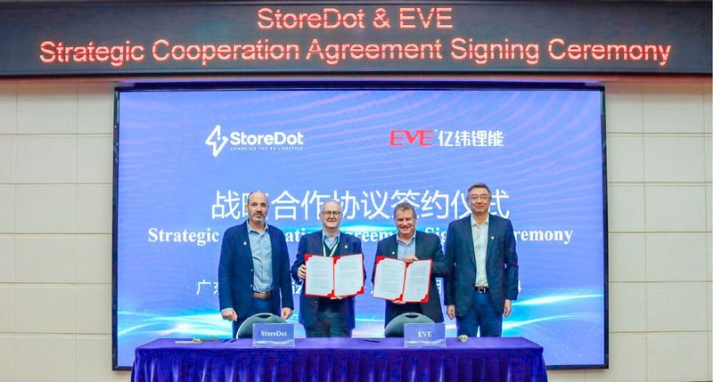 Storedot hat eine Produktionsvereinbarung mit Eve Energy unterzeichnet, um die Massenproduktion seiner XFC-Zellen zu beschleunigen (von links): Amir Tirosh, COO Storedot, Alexander Holden, SVP Eve Energy, Doron Myersdorf, CEO Storedot, Liu Jincheng, Chairman Eve Energy.(Bild:  Storedot)