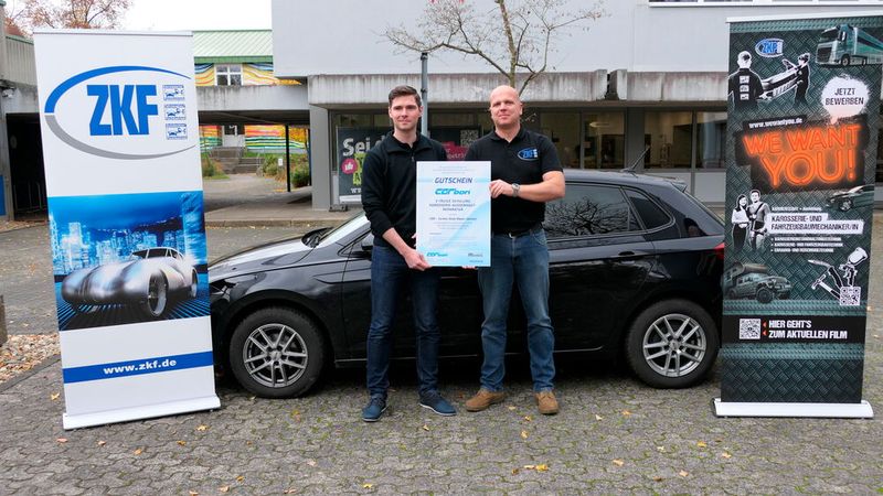 Referatsleiter Steffen Fuchs (l.) freute sich über das Engagement der Sponsoren des Wettbewerbs – hier mit Leonard Jurisch von Carbon. (Bild: Wenz| VCG)