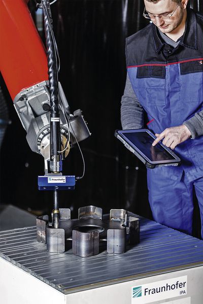 CoWeldRob heißt der kognitive und kollaborative Schweißroboterassistent. (Bild: Fraunhofer IPA)
