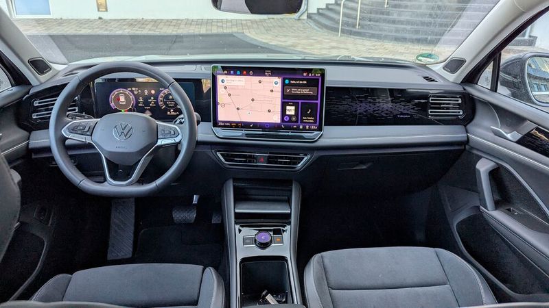 Wenig Eigenständigkeit zeigt der Tiguan auch bei der Gestaltung des Armaturenbretts – typischer VW-Stil mit großem, frei stehenden Berührbildschirm in der Mitte. (Bild: Rosenow – VCG)