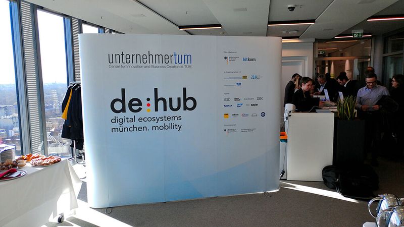 Die Präsenz des IBM Watson Center im Münchner Highlight Tower 1 zieht schon seit 2017 weitere innovative Start-up-Initiativen wie etwa „de:hub“ an. Powered by Audi, BMW, Daimler, IBM, Nokia, SAP, UnternehmerTUM und weiteren. (Bild: Harald Karcher)