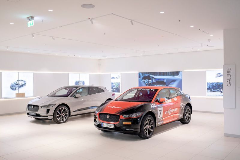 Der Rundgang über drei Etagen führt außerdem an einem Bereich für Elektromobilität vorbei. (Jaguar Land Rover Germany/Gudrun Muschalla)