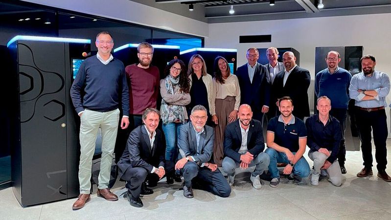 Nach Vertragsunterzeichnung der Investitionsrunde: Die Verantwortlichen und Teammitglieder der HZG-Group, Axtra3D und Midwest Prototyping vor den ersten drei Lumia X1 3D-Druckern.(Bild:  Axtra3D /  Riccardo Quarti)