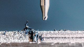 Bild 2a: Das Werkzeug ist nach 58 Sekunden gebrochen. Die untere Hälfte steckt noch im Werkstück. (Bild: N. Niemeyer)