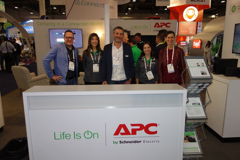 Das APC Team (v. l.) Stefan Knerrich, Emily Yap, Dieter Rahe, Julie Mireau und Karin Hernik. (IT-BUSINESS)