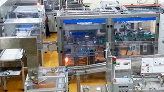 Die „Tray Line“, ein neues Hochgeschwindigkeits-Produktübergabesystem, das von Trident Pack für den multinationalen Lebensmittelkonzern Mondelez entwickelt und produziert wurde.   (Tecnicum)